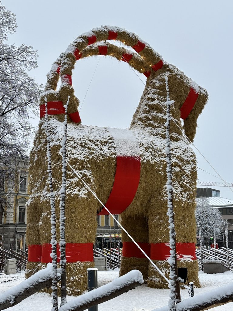 Gävlebocken – słynny szwedzki kozioł świąteczny w Gävle