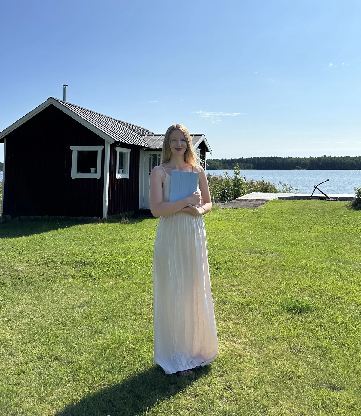 Julia Stachowiak przy czerwonym domku w Szwecji